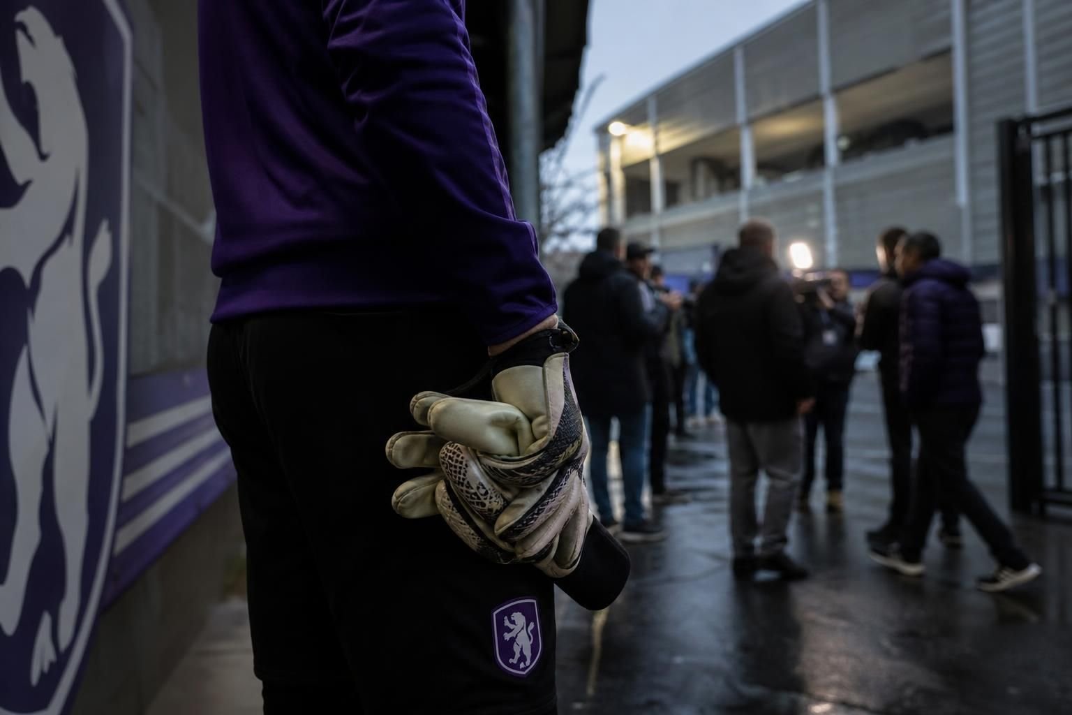 Transfercontext rond Beerschot met doelmanhandschoenen en stadionomgeving zonder herkenbare gezichten