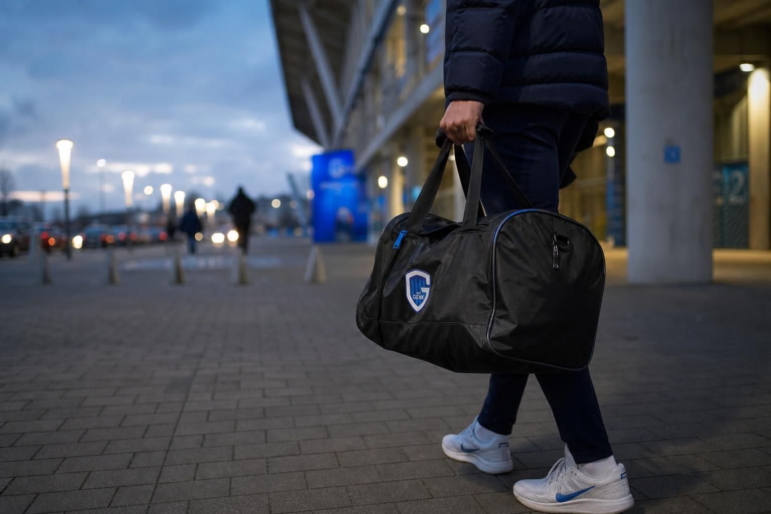 Transfercontext rond KRC Genk en Jeppe Erenbjerg zonder herkenbare gezichten.