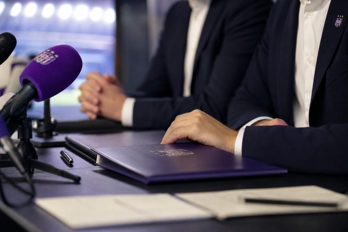 Een pressetting rond voetbalmanagement en een internationale samenwerking met PowerPlay en Roc Nation
