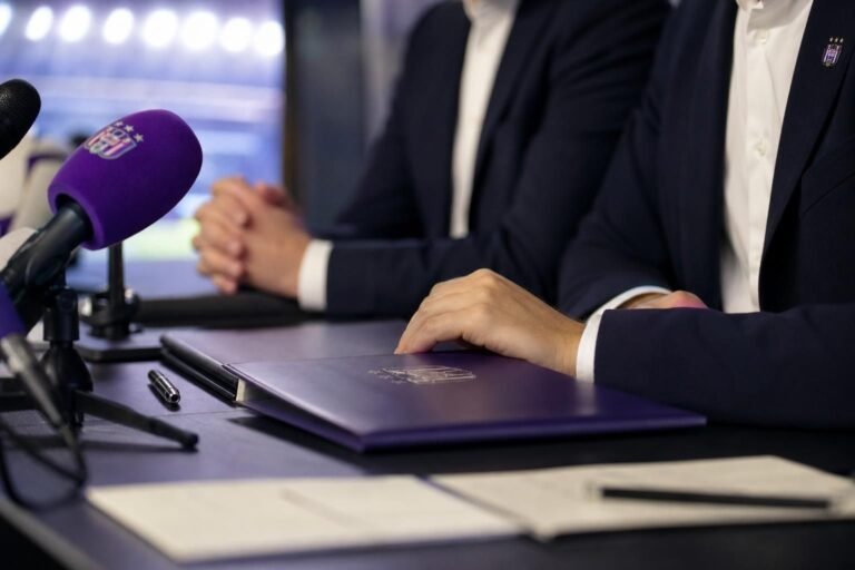 Een pressetting rond voetbalmanagement en een internationale samenwerking met PowerPlay en Roc Nation