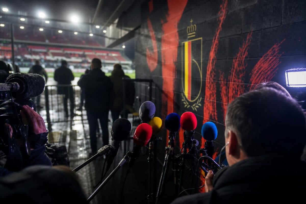 Gespannen perssfeer rond een Belgische voetbalcontext zonder herkenbare gezichten