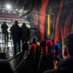 Gespannen perssfeer rond een Belgische voetbalcontext zonder herkenbare gezichten