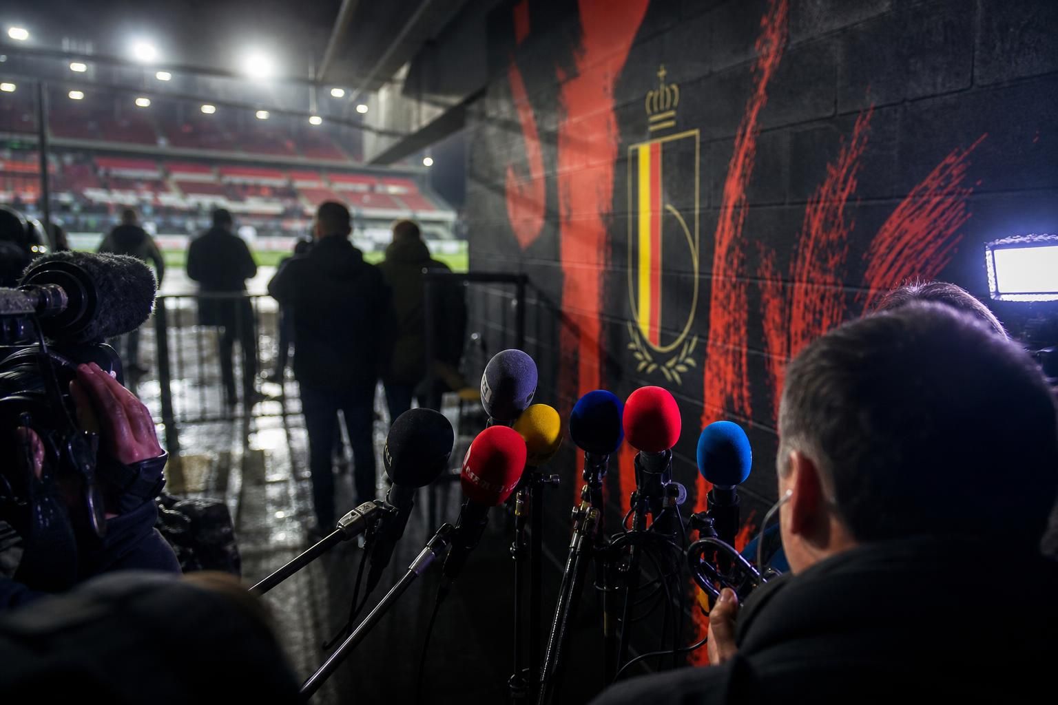 Gespannen perssfeer rond een Belgische voetbalcontext zonder herkenbare gezichten