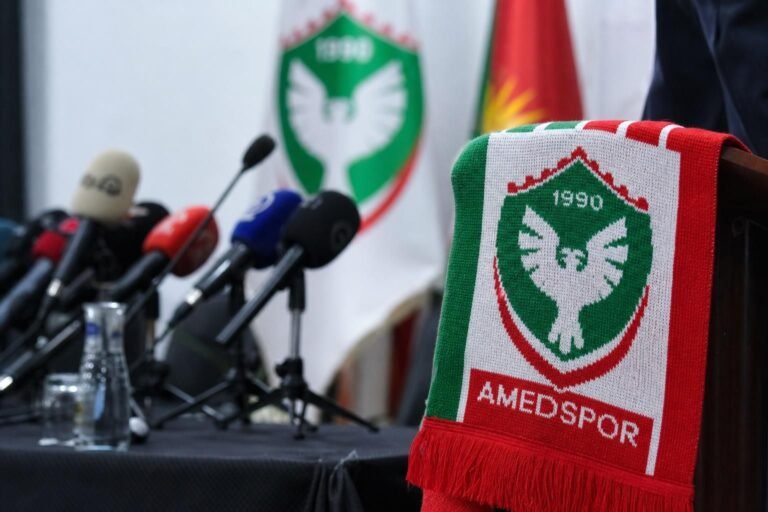 Sfeerbeeld van een trainersvoorstelling bij Amedspor