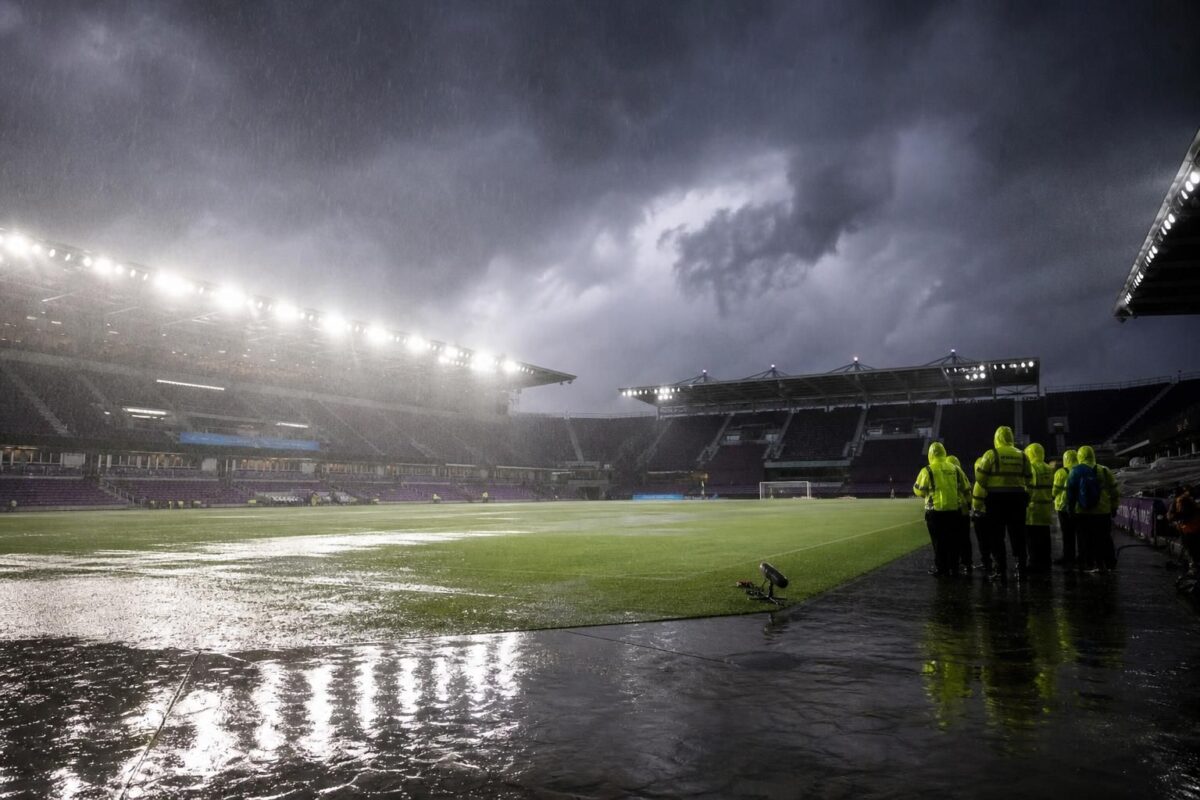 Een door storm en regen getroffen voetbalstadion in Orlando waar Engeland tegen Costa Rica zou oefenen