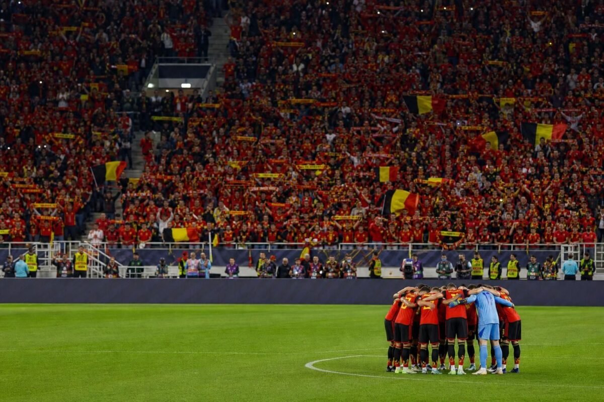 De Rode Duivels vieren tijdens een interland in een vol stadion