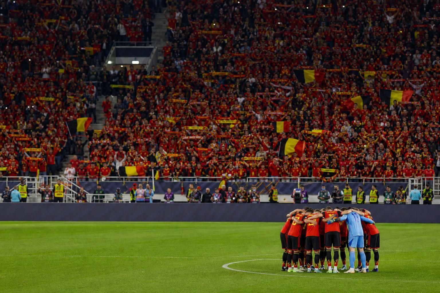 De Rode Duivels vieren tijdens een interland in een vol stadion