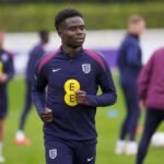 Bukayo Saka tijdens een training van Engeland in de aanloop naar het WK