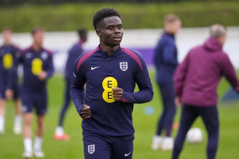 Bukayo Saka tijdens een training van Engeland in de aanloop naar het WK