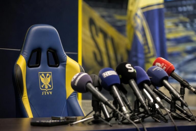 Wouter Vrancken na zijn afscheid bij STVV, met buitenlandse interesse en geruchten rond Feyenoord.