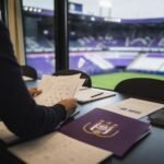 Een transfercontext rond RSC Anderlecht in het Lotto Park, zonder herkenbare personen.