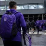 Een gespannen voetbalomgeving rond RSC Anderlecht tijdens een zomer waarin de kern wordt hertekend.