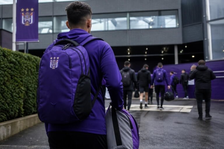 Een gespannen voetbalomgeving rond RSC Anderlecht tijdens een zomer waarin de kern wordt hertekend.