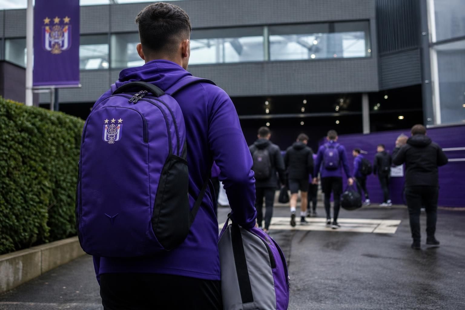 Een gespannen voetbalomgeving rond RSC Anderlecht tijdens een zomer waarin de kern wordt hertekend.