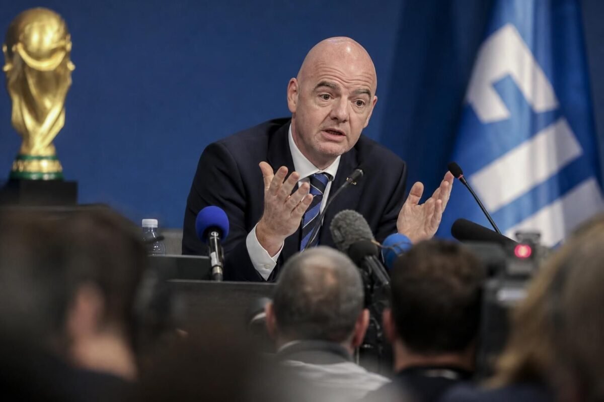 Gianni Infantino tijdens een gespannen persmoment rond FIFA en het WK 2026