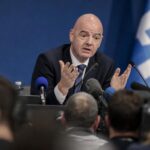 Gianni Infantino tijdens een gespannen persmoment rond FIFA en het WK 2026