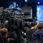 Persmicrofoons in een internationale voetbalcontext rond de gevoelige WK-zaak van een geweigerde scheidsrechter