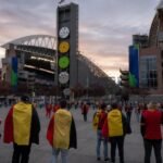 Supporterssfeer rond een stadion in aanloop naar een internationale wedstrijd van de Rode Duivels