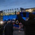 Transferachtige sfeer rond Club Brugge met blauw-zwarte accenten in een stadion.