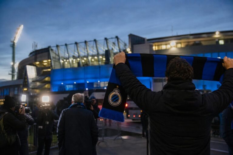 Transferachtige sfeer rond Club Brugge met blauw-zwarte accenten in een stadion.
