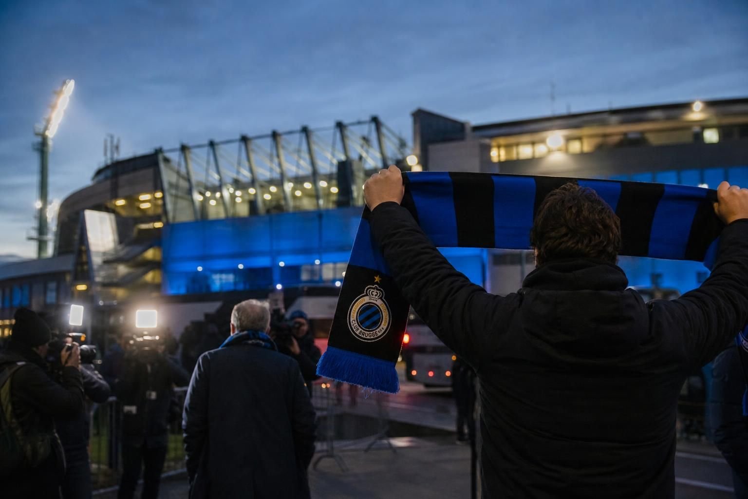 Transferachtige sfeer rond Club Brugge met blauw-zwarte accenten in een stadion.