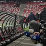 Lege trainersbank en persmicrofoons in een gespannen Feyenoord-context