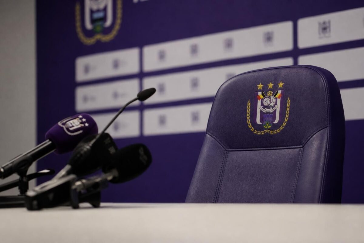 Lege persstoel in Anderlecht-context tijdens de zoektocht naar een nieuwe trainer