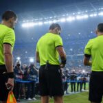 Scheidsrechtersteam in een stadioncontext rond een Europese finale