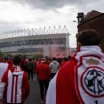 Supporters van Royal Antwerp FC beleven een nostalgische voetbalsfeer rond een Engelse trip