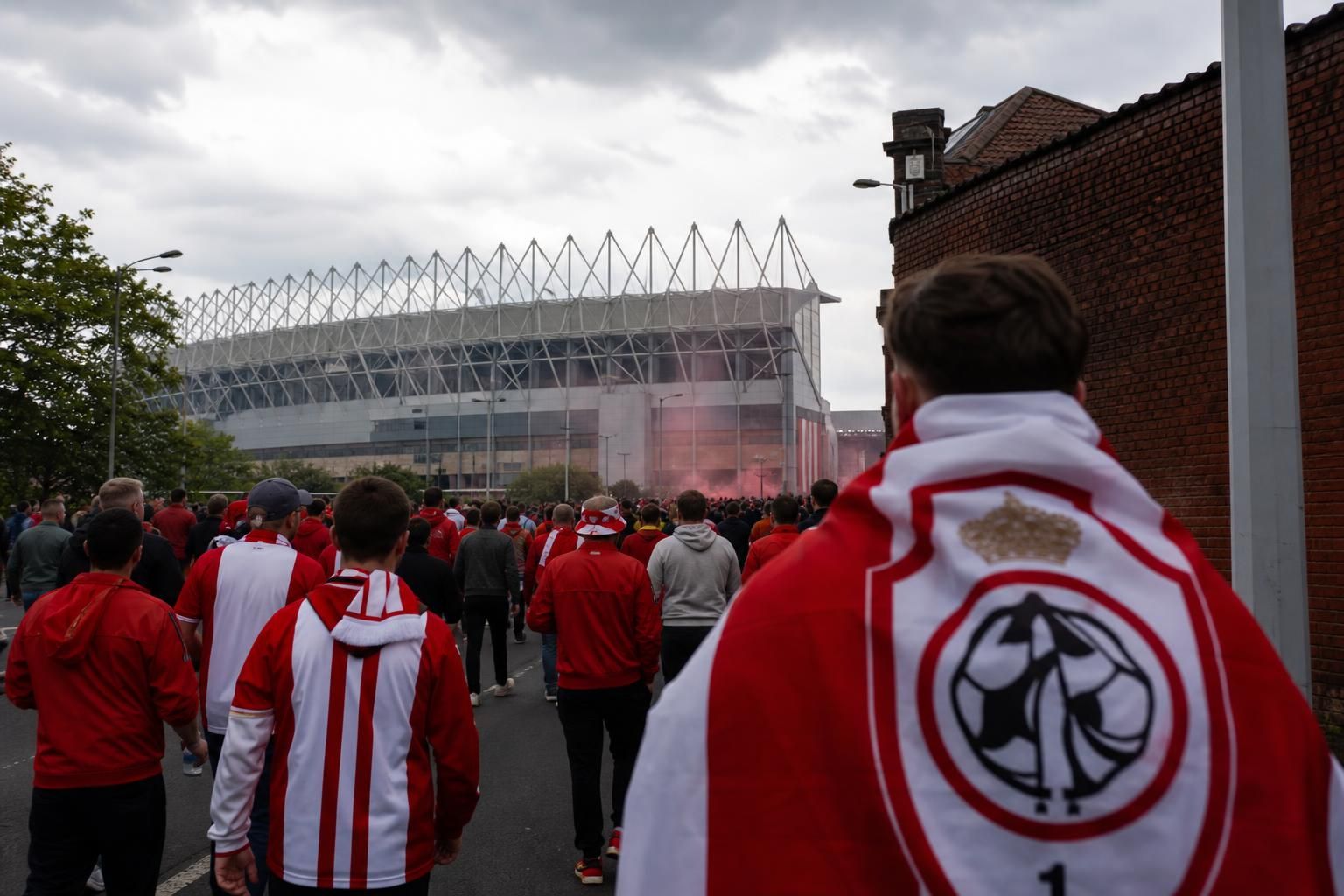 Supporters van Royal Antwerp FC beleven een nostalgische voetbalsfeer rond een Engelse trip