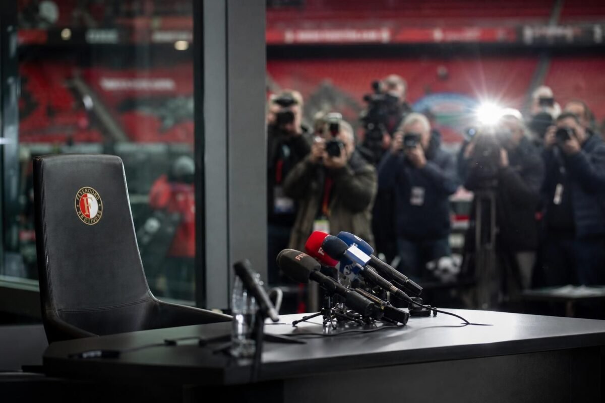Gespannen perscontext rond Feyenoord na vragen over de toekomst van Robin van Persie