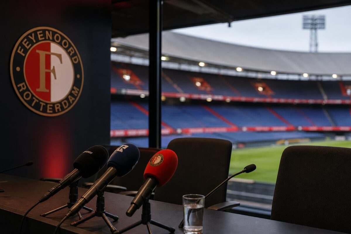 Persruimte in een voetbalstadion rond de trainerszoektocht van Feyenoord