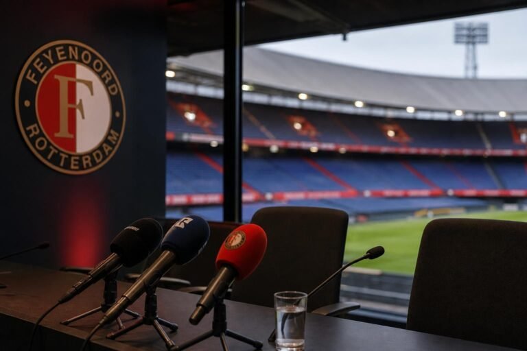 Persruimte in een voetbalstadion rond de trainerszoektocht van Feyenoord