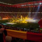 WK-trofee in een vol stadion met gespannen tornooisfeer