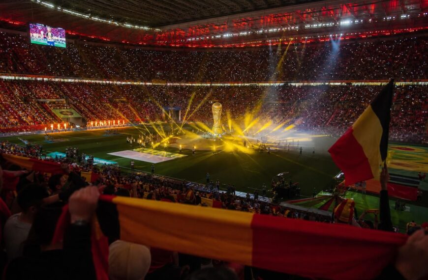 WK-trofee in een vol stadion met gespannen tornooisfeer