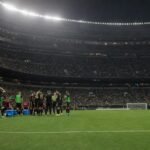 Drinkpauze tijdens de WK-openingsmatch in een vol stadion met zichtbaar wegvallend wedstrijdritme.