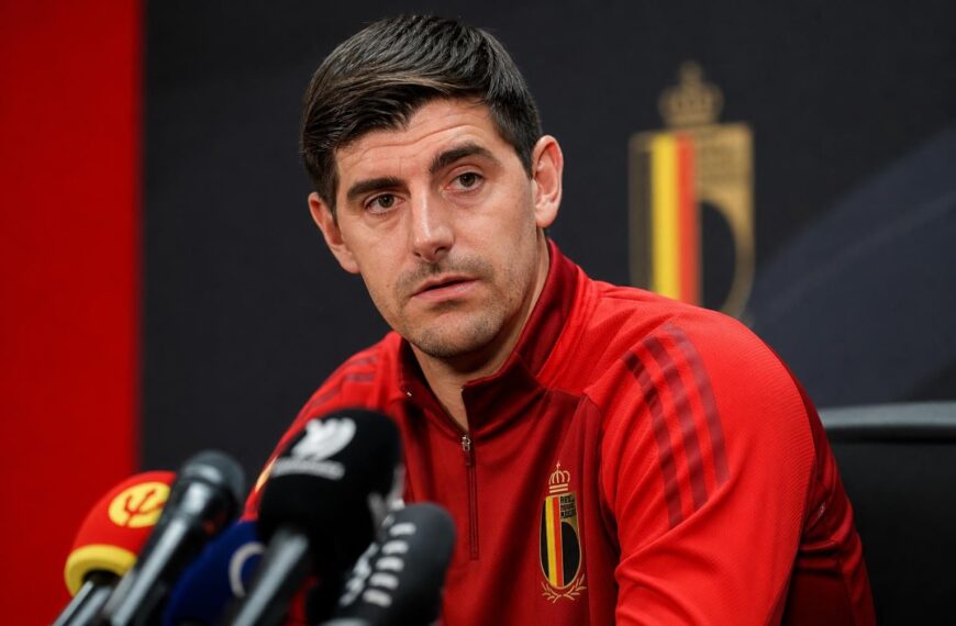 Thibaut Courtois tijdens een persmoment bij de Rode Duivels