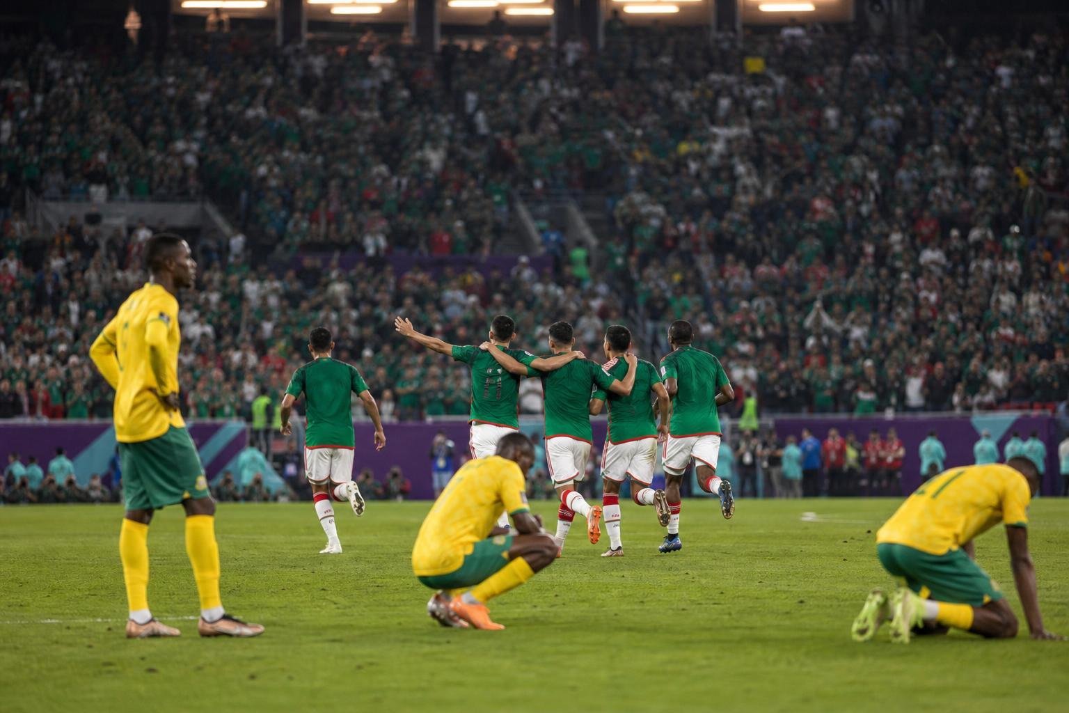 Mexico viert een doelpunt tegen Zuid-Afrika tijdens een WK-wedstrijd.