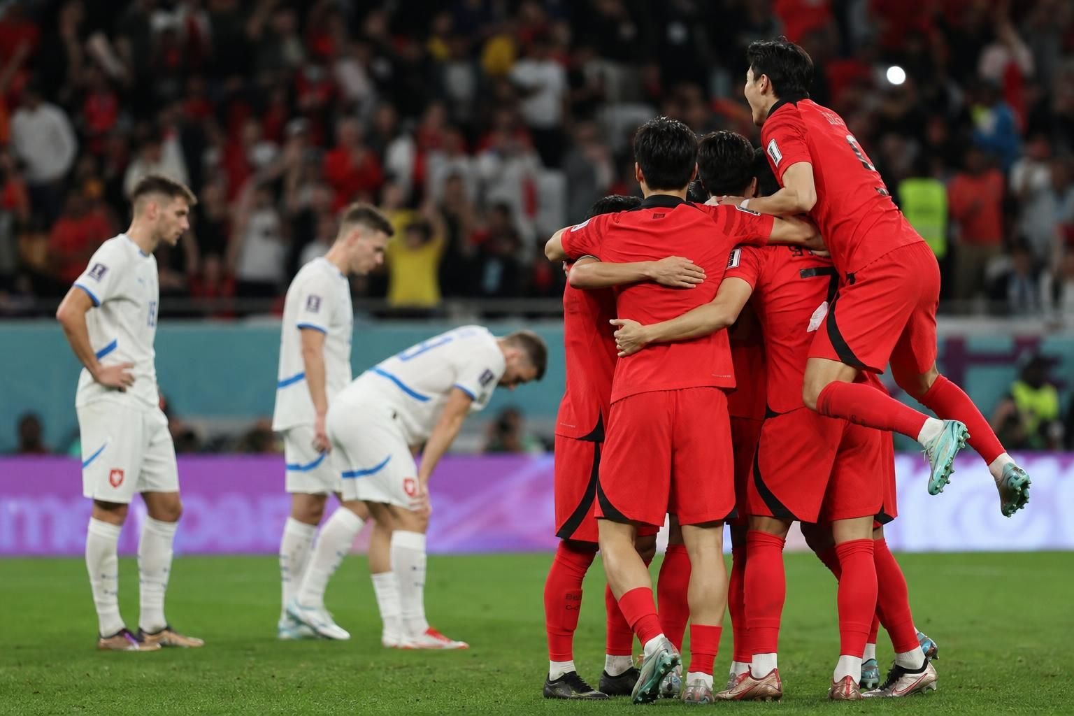 Zuid-Koreaanse spelers vieren een late WK-treffer tegen Tsjechië