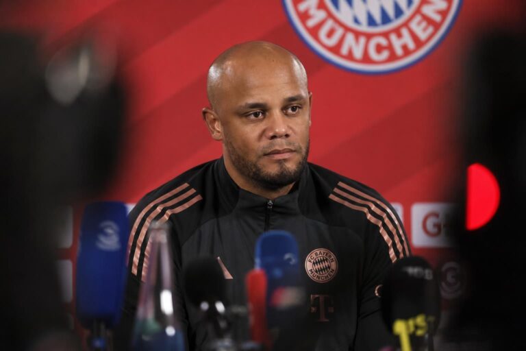Vincent Kompany in een perscontext bij Bayern München tijdens een gespannen transferzomer