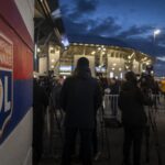 Transfercontext rond Olympique Lyon met stadion- en mediasfeer zonder herkenbare personen