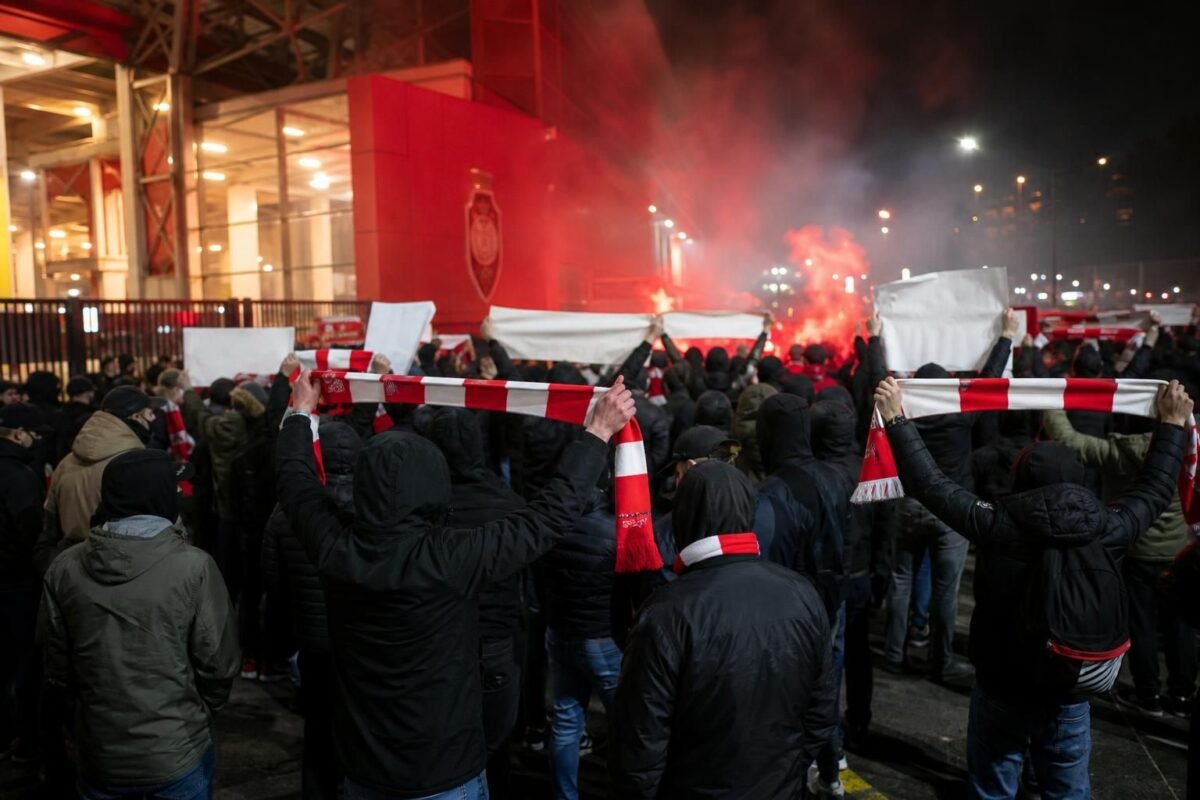 Supporters van Royal Antwerp FC protesteren aan de Bosuil