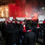 Supporters van Royal Antwerp FC protesteren aan de Bosuil