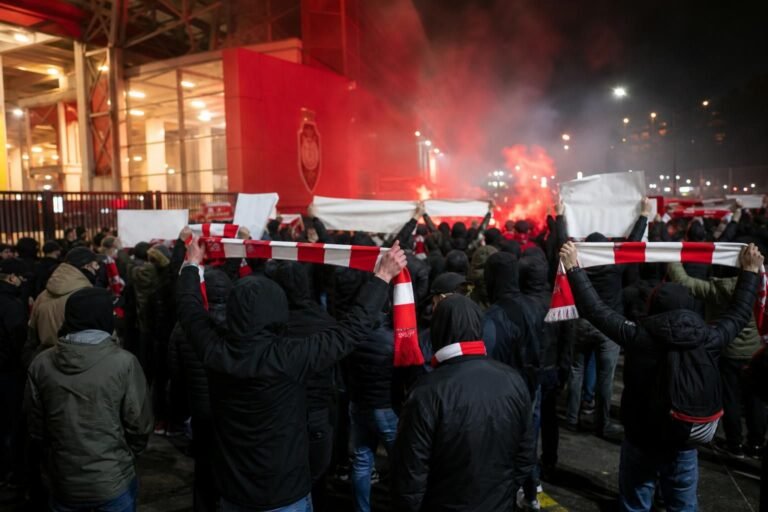 Supporters van Royal Antwerp FC protesteren aan de Bosuil