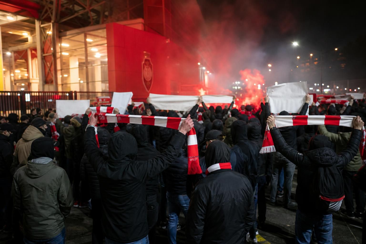 Supporters van Royal Antwerp FC protesteren aan de Bosuil