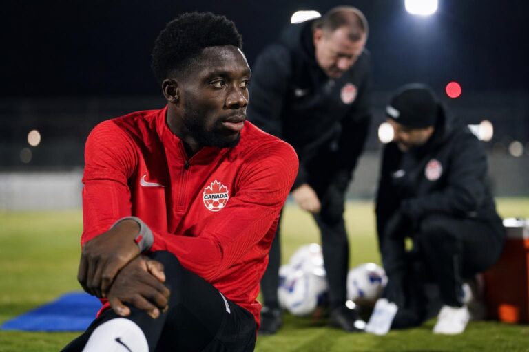 Alphonso Davies mist de WK-start van Canada door een hamstringblessure