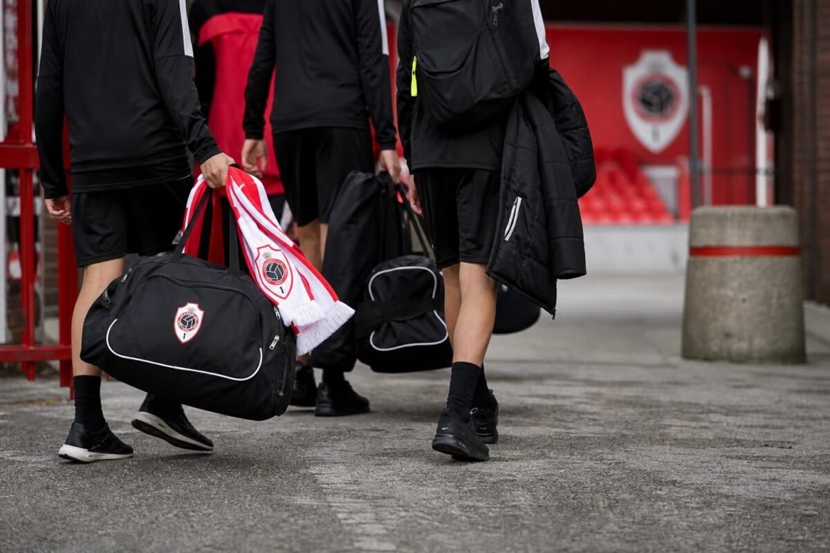 Spanningsbeeld rond Royal Antwerp FC op de Bosuil tijdens een onzekere transferzomer