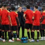 Spelers nemen een drinkpauze tijdens een WK-wedstrijd in een vol stadion