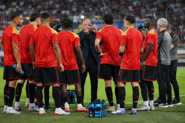Spelers nemen een drinkpauze tijdens een WK-wedstrijd in een vol stadion
