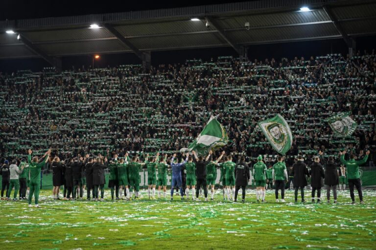 Lommel viert de terugkeer naar 1A met supporters op de achtergrond